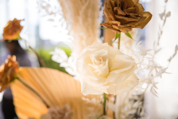 Beyaz Gülleri Olan Güzel Bir Buket — Stok fotoğraf