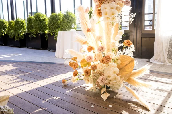 テーブルの上の花や装飾と結婚式の装飾 — ストック写真