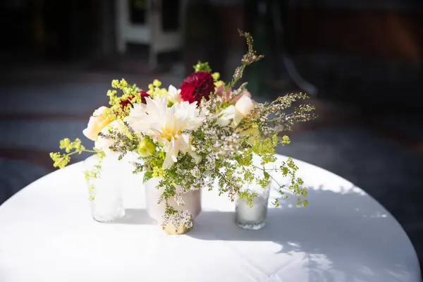 Blumenstrauß Auf Dem Tisch — Stockfoto
