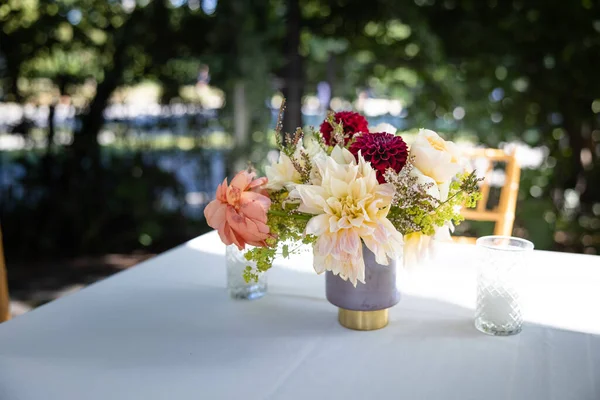 Hochzeitstisch Dekoration Mit Strauß Und Blumen — Stockfoto