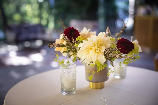 Schöner Hochzeitsstrauß Mit Rosen Und Blumen — Stockfoto