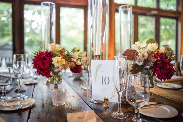 テーブルセットと結婚式のレセプション用の花 — ストック写真