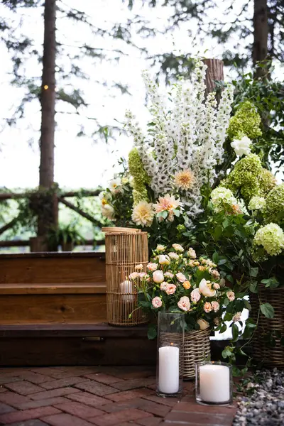 Γαμήλια Τελετή Στο Πάρκο Όμορφο Μπουκέτο Λουλούδια Και Κεριά Διακόσμηση — Φωτογραφία Αρχείου