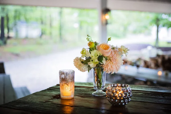 Bord Med Blommor Och Ljus Terrassen — Stockfoto