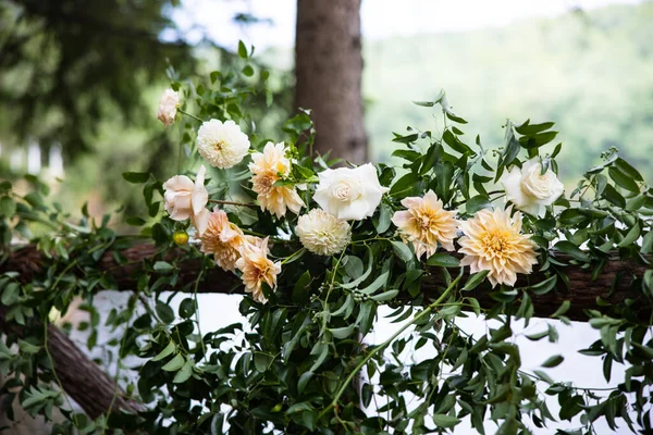 Bir buket çiçek ve bir ağacın dalları 