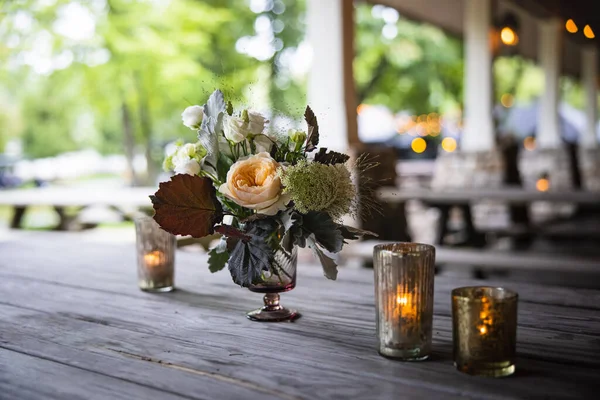 木の花瓶に花の花束 庭の結婚式の装飾 結婚式の装飾 — ストック写真