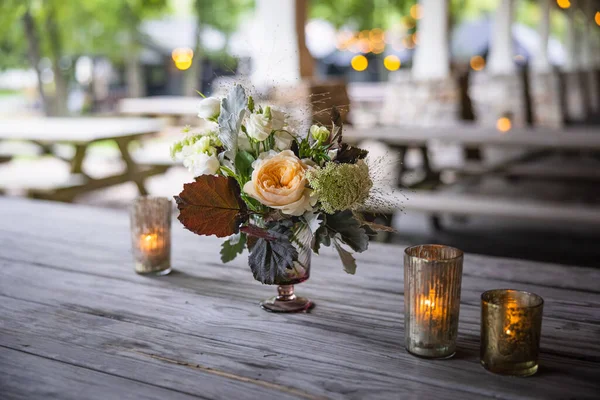 カフェのお花のテーブル — ストック写真