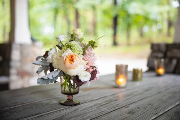 Γαμήλια Λουλούδια Ένα Τραπέζι Στον Κήπο — Φωτογραφία Αρχείου