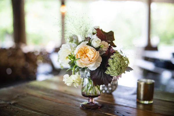 木製のテーブルの上の美しいウェディング花束 — ストック写真