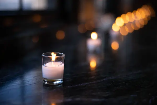 Membakar Lilin Atas Meja Malam Hari — Stok Foto