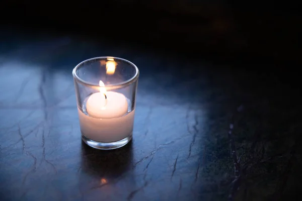 Ahşap zemin üzerinde yanan mum 