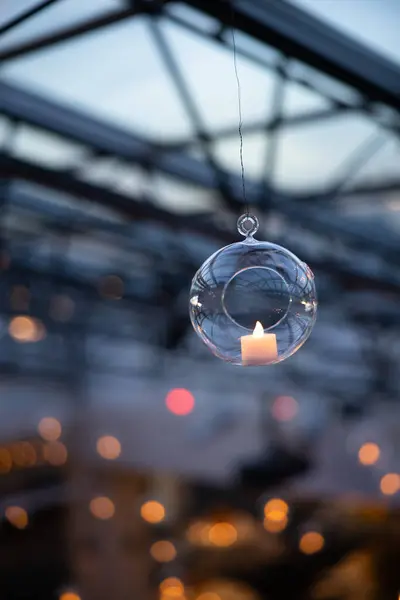 Ujęcie Zbliżeniowe Szklanej Kuli Kryształowej Pływającym Światłem — Zdjęcie stockowe
