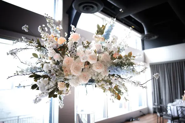 Beyaz vazoda bir buket çiçek.. 