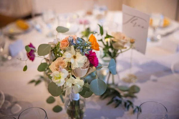 Masanın üzerinde güzel düğün süsleri var. 