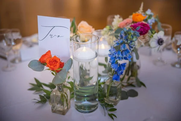 カフェでの休日イベントの結婚式のテーブルセッティング — ストック写真