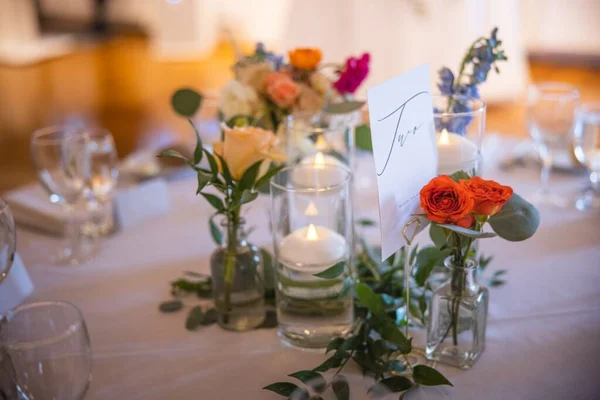 キャンドルと花の結婚式の装飾 — ストック写真