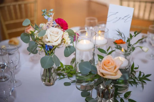 Eine Nahaufnahme Von Wunderschöner Hochzeitsdekoration Mit Blumen Auf Einem Tisch — Stockfoto