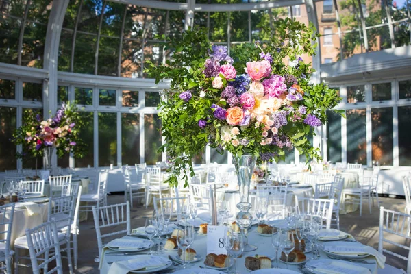 Schöne Hochzeitstafel Mit Blumen Stockbild