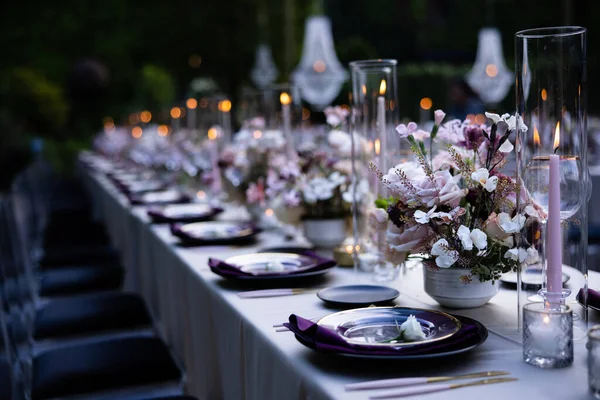 Hochzeitstisch Mit Blumen Und Kerzen lizenzfreie Stockbilder