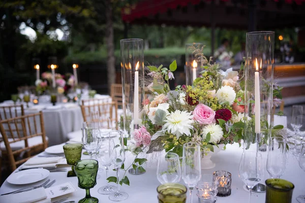 Schöne Hochzeitsdekorationen Auf Dem Tisch Garten Stockbild