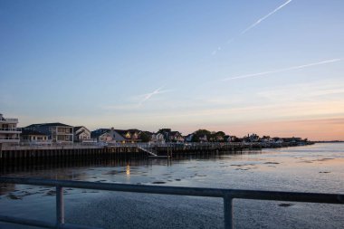 Gün batımında alacakaranlıkta küçük bir balıkçı iskelesinde. 