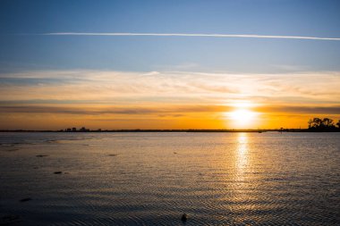 Gölün üzerinde güzel bir gün batımı 