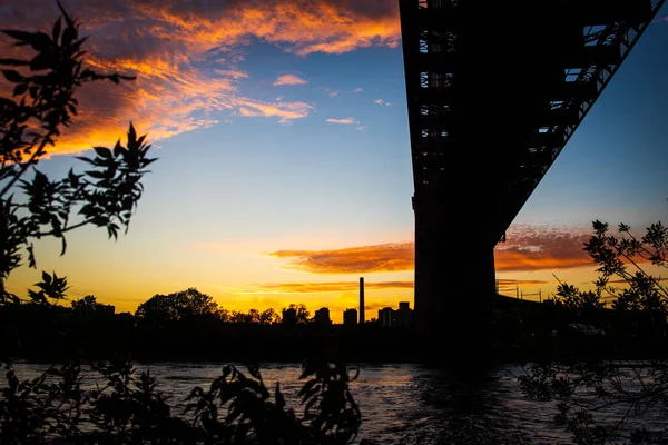 Ηλιοβασίλεμα Πάνω Από Γέφυρα Στην Πόλη Της Ταϊλάνδης — Φωτογραφία Αρχείου