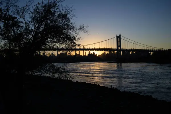 ニューヨーク市の川に沈む夕日 — ストック写真