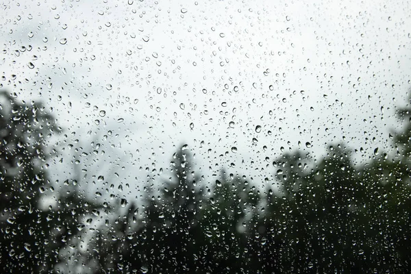 Camdaki yağmur damlaları, yağmurlu bir günde 