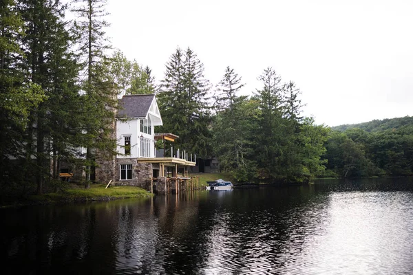Ein Kleines Haus Mit Einem See Wald lizenzfreie Stockfotos