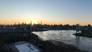 Günbatımı Hava Aracı Görünümü NYC Skyline Nehri Köprüsü