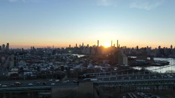 日落空中无人机俯瞰纽约天线桥 — 图库视频影像