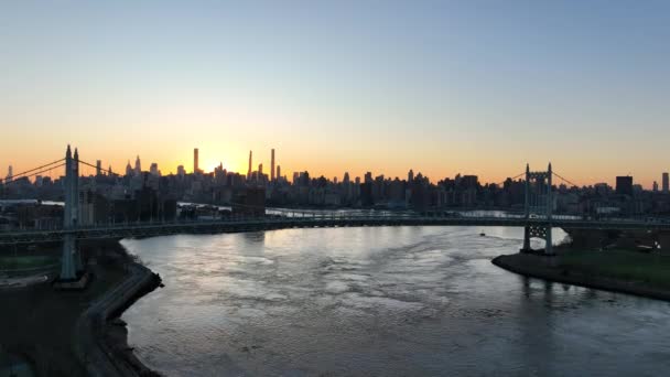 Sonnenuntergang Drohne Blick Auf Nyc Skyline River Bridge — Stockvideo