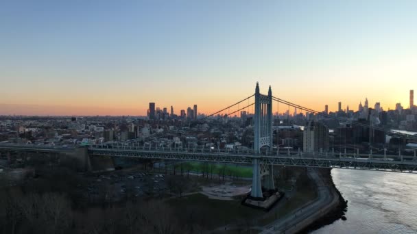 Günbatımı Hava Aracı Görünümü Nyc Skyline Nehri Köprüsü — Stok video