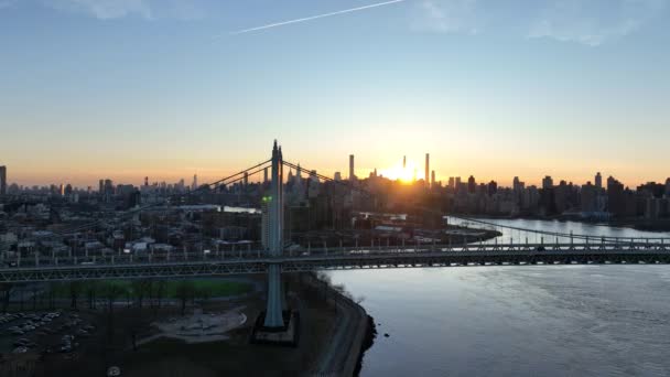Sunset Aerial Drone View Nyc Skyline River Bridge — Vídeos de Stock