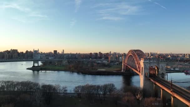 Günbatımı Hava Aracı Görünümü Nyc Skyline Nehri Köprüsü — Stok video