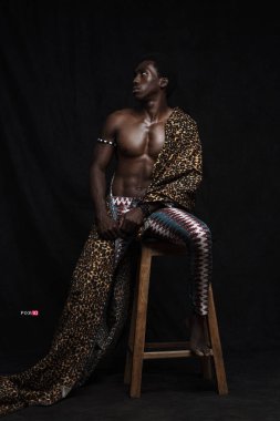 Adam kadınına çiçek veriyor. 