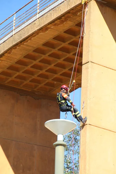İşçi köprü sütununu onarıyor beton yapı sarı uçlu