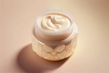 Bej arka planda gölgeli bir kavanozda kozmetik krem. Minimalist güzellik estetik konsepti.