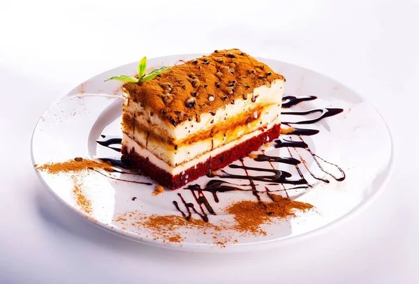 Beyaz bir tabakta bir parça çikolatalı mus keki servis edilir. Beyaz ve parlak bir arkaplan.