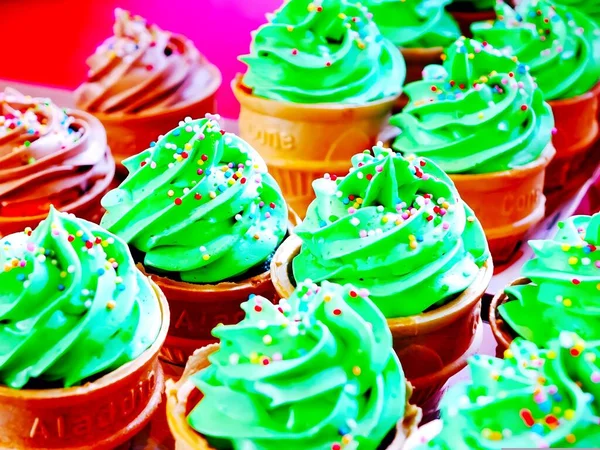 Yeşil ve kahverengi dondurmalı dondurma külahı. Makro fotoğrafçılık.