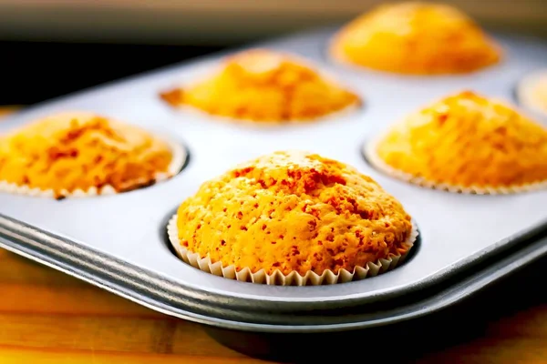 Pişmiş kekler tepside. Bulanık arkaplan.