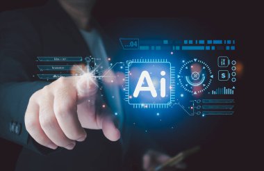 Bir işadamı elinde 3 boyutlu bir yapay zeka sistemi konsepti gösteriyor. Bir iş elbisesi giyiyor ve fütürist bir teknoloji ekranının siyah arka planında duruyor..