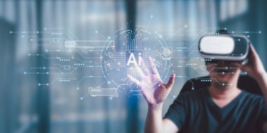 İş adamı, yapay zeka kontrolörüyken geleceğin teknolojisi ve internet bağlantısı ağı kavramını gösteriyor. Elinde havada bir grafik yüzüyordu. Veri merkezi ağ kavramı.