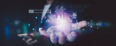Yapay Zeka 'nın cep telefonu teknolojisini gösteren bir cep telefonu tutan bir iş adamı. Son teknoloji holografik grafikler ekranın ötesine uzanıyor. İş veri analiz yardımcısı teknoloji kavramı