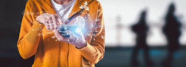 İş adamı, yapay zeka kontrolörüyken geleceğin teknolojisi ve internet bağlantısı ağı kavramını gösteriyor. Elinde havada bir grafik yüzüyordu. Veri merkezi ağ kavramı.