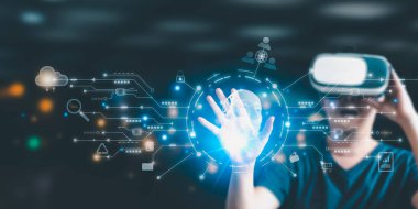 İş adamı, yapay zeka kontrolörüyken geleceğin teknolojisi ve internet bağlantısı ağı kavramını gösteriyor. Elinde havada bir grafik yüzüyordu. Veri merkezi ağ kavramı.