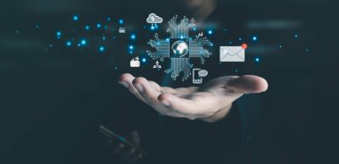 İş adamı, yapay zeka kontrolörüyken geleceğin teknolojisi ve internet bağlantısı ağı kavramını gösteriyor. Elinde havada bir grafik yüzüyordu. Veri merkezi ağ kavramı.