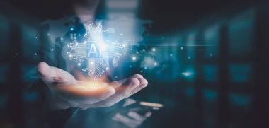 İş adamı, yapay zeka kontrolörüyken geleceğin teknolojisi ve internet bağlantısı ağı kavramını gösteriyor. Elinde havada bir grafik yüzüyordu. Veri merkezi ağ kavramı.