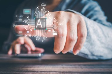 İş adamı, yapay zeka kontrolörüyken geleceğin teknolojisi ve internet bağlantısı ağı kavramını gösteriyor. Elinde havada bir grafik yüzüyordu. Veri merkezi ağ kavramı.